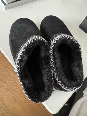 Women's Black Faux-Fur Lined Slip-On House Slippers